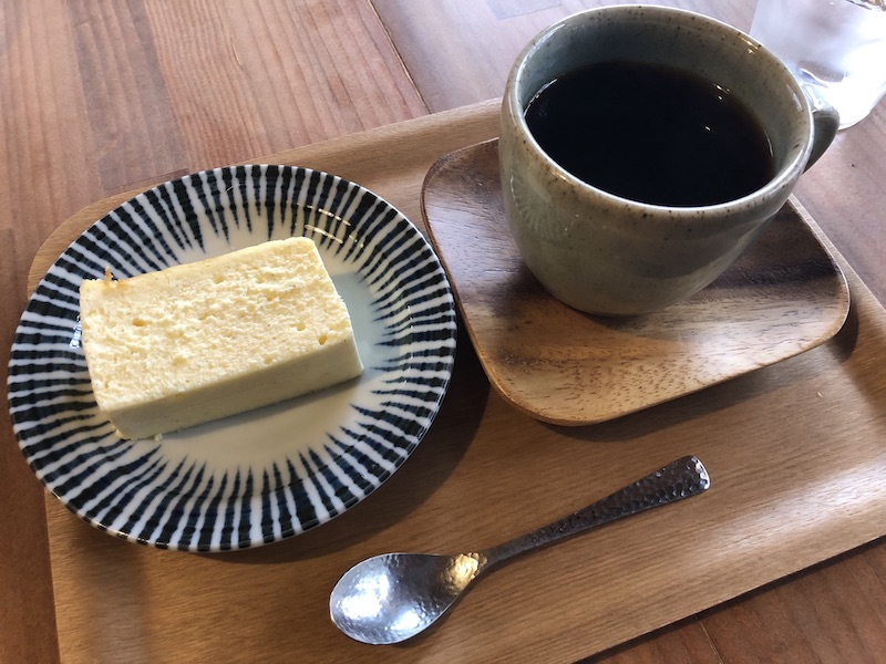 おやまカフェのチーズケーキとコーヒー